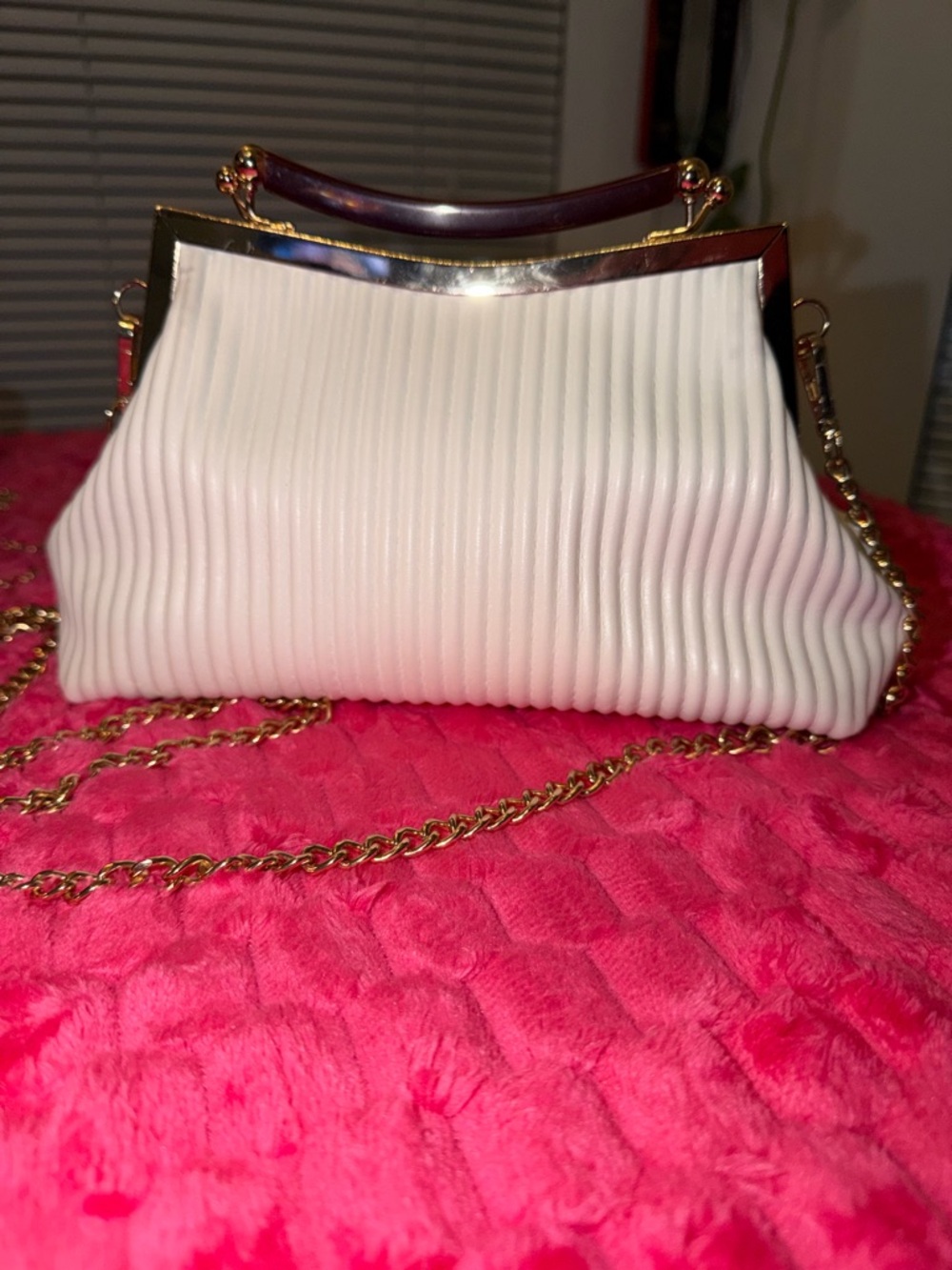 Elegant White Pleated Frame Crossbody Bag with Gold Chain